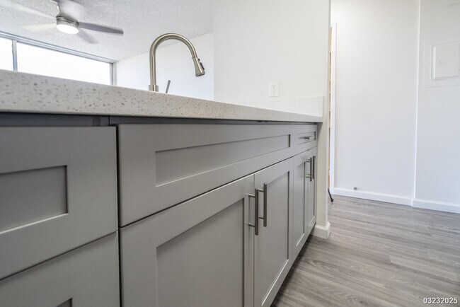 Building Photo - $2,395 / 1br - 514ft2 - The Highlander, 1bdrm, Incls Utilities, Avail April 1st (Aiea)