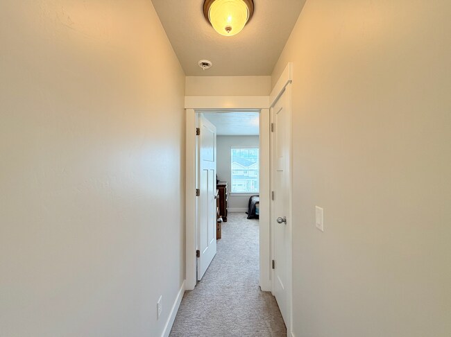 Building Photo - VERY Spacious house in Vineyard!