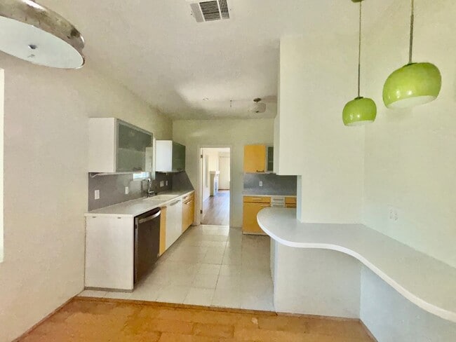 Building Photo - Hemphill Park Gem! 4 Bed/2.5 Bath - Availa...