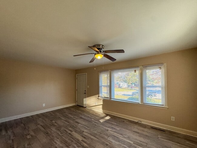 Building Photo - Charming 3 Bed 1 Bath Home Conveniently Lo...