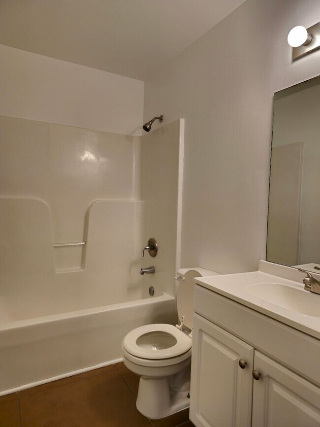 Building Photo - Gorgeous 4 bed 2 bath unit available soon!