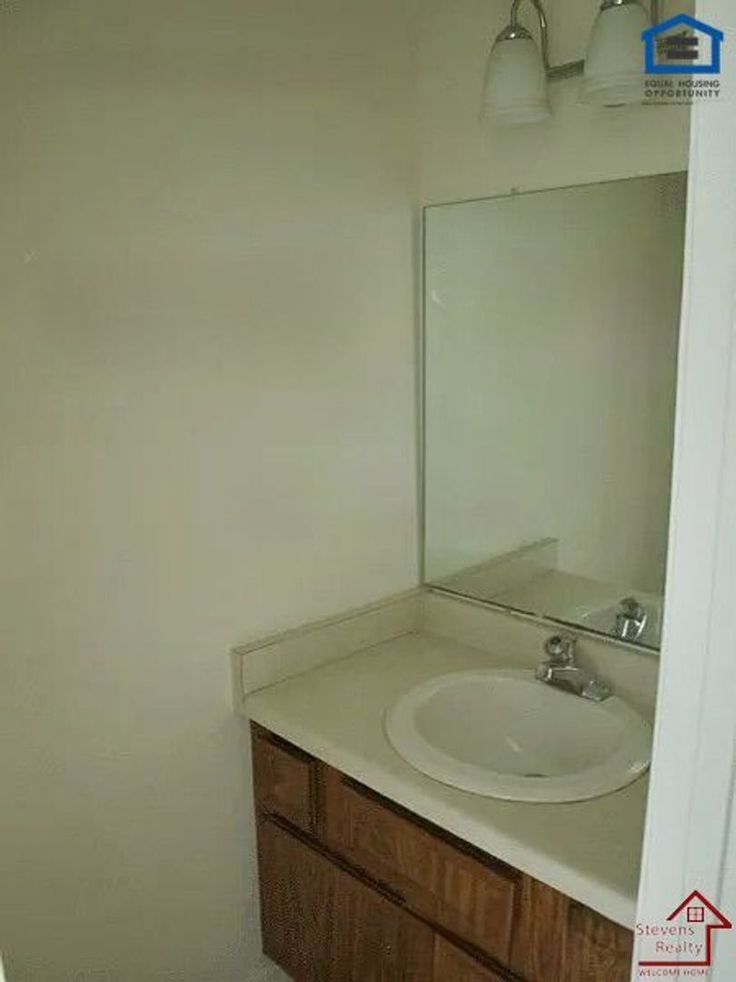 Building Photo - 404 Oriole Dr