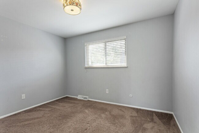 Building Photo - Southgelnn Townhome - 3 Bedrooms - 3 Bathr...
