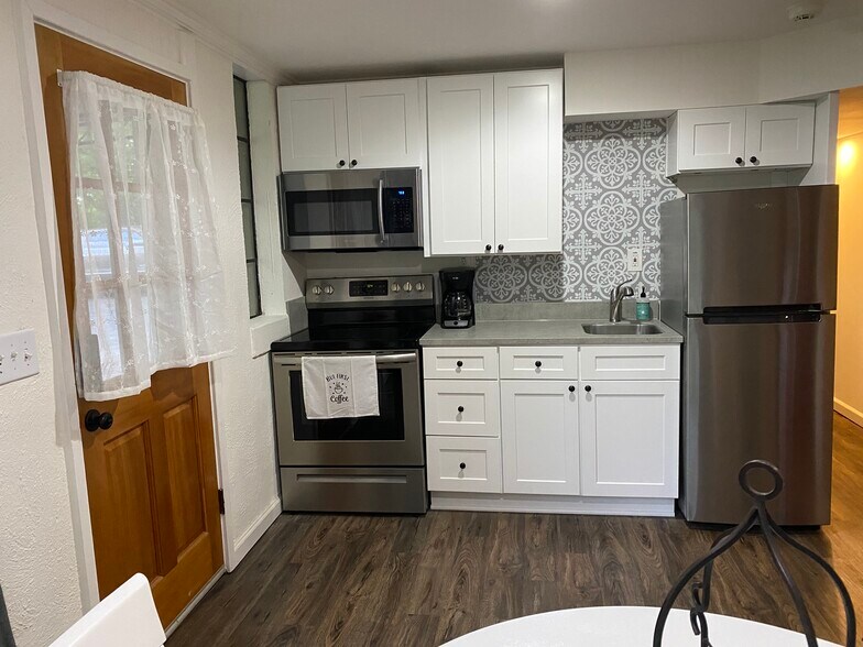 Brand new kitchen with lovely decorative backsplash! - 806 Potter Ln