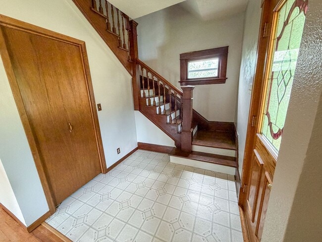Building Photo - 609 N Edmunds- 3 bedroom, 1.5 bathroom house with a large garage, off street parking and central AC.