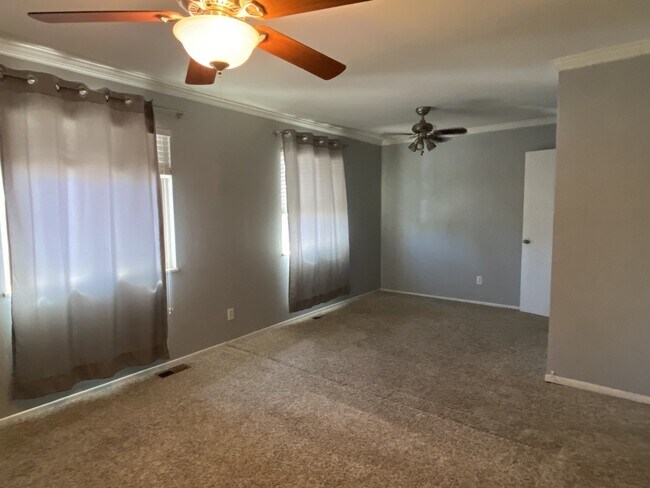 Building Photo - Nokomis - 4 Bedroom