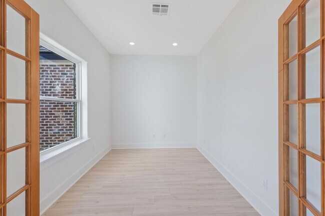 Building Photo - 927 Magdalena Street