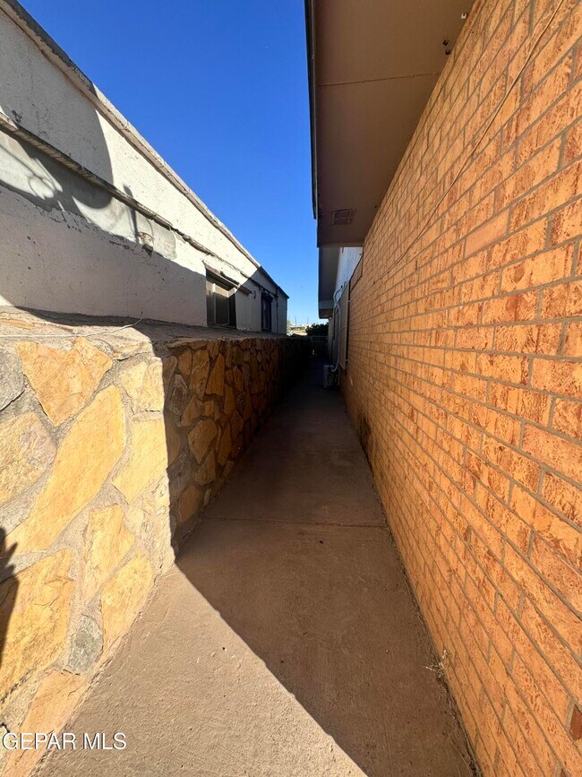 Building Photo - 386 McCune Rd