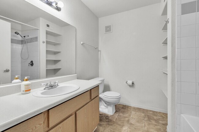 Building Photo - 2 Bedroom/2 Bathroom Condo in Quiet Gated Community- Centrally Located!!