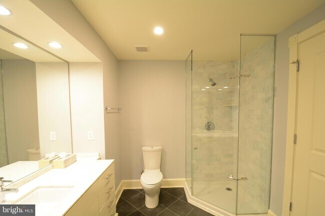 Building Photo - 900 N Washington St