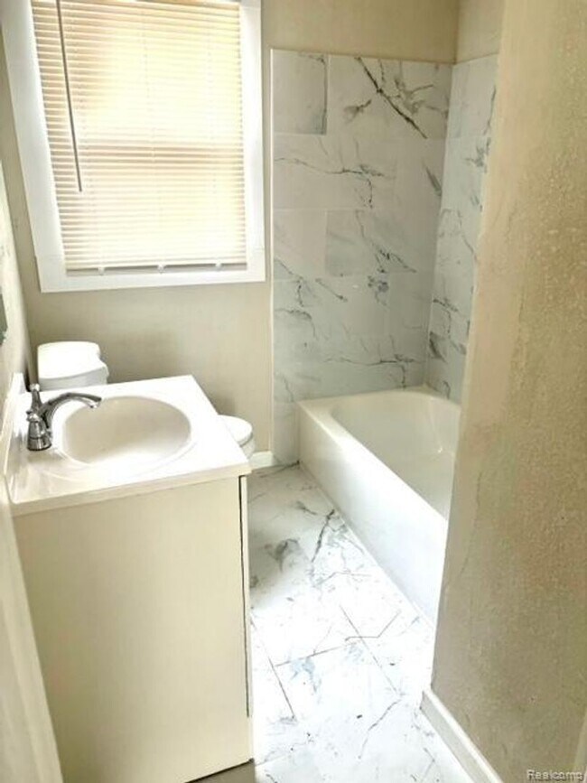 Building Photo - 28449 Glenwood St