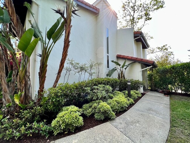 Building Photo - Fully Remodeled unit in the beautiful gate...