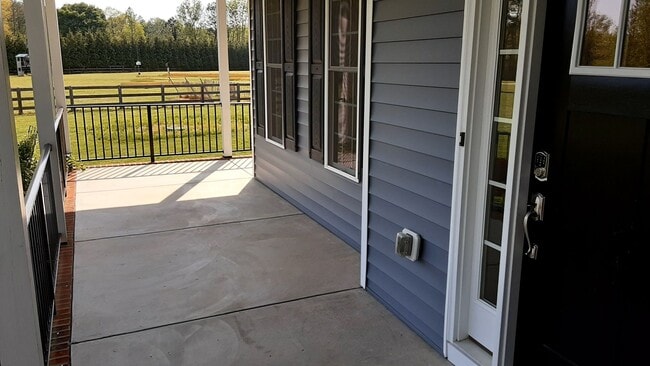 Building Photo - Country Estate Home in Ashland Area