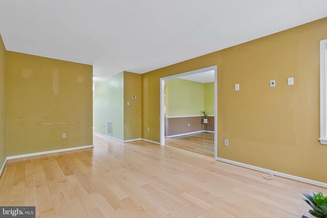 Building Photo - 4638 Luxberry Dr