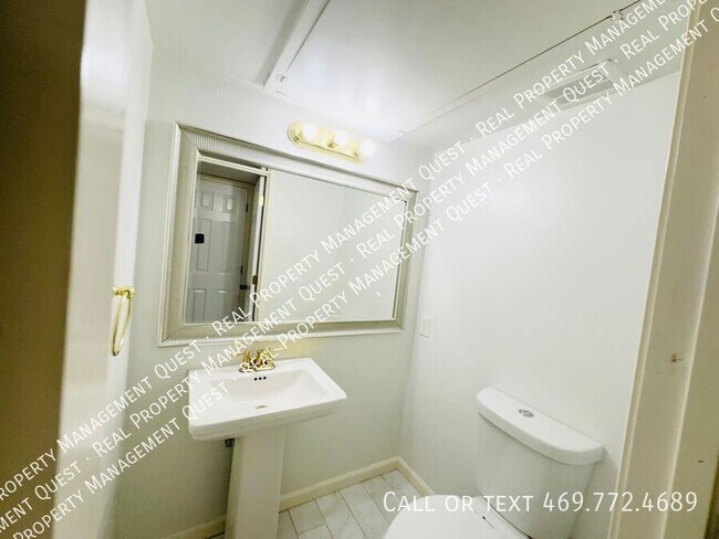 Building Photo - 10552 High Hollows Dr