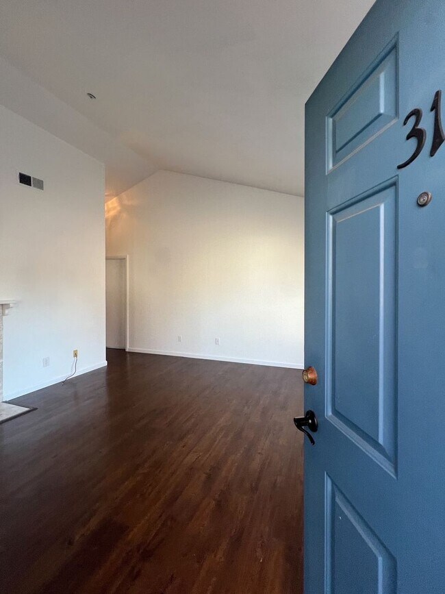 Building Photo - Charming Two Bedroom Napa Condo