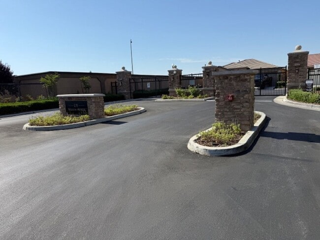 Building Photo - Modern and well appointed home in Clovis, ...
