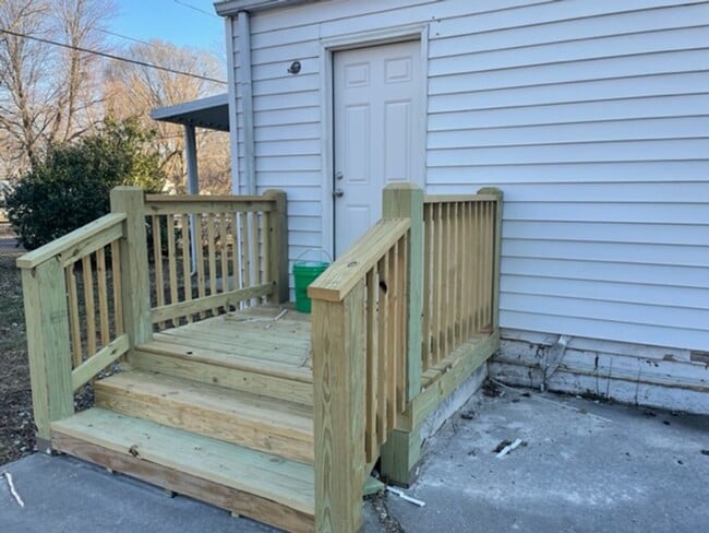 Building Photo - HUGE SHOP!  Updated 3 bedroom home in great location close to Mercy