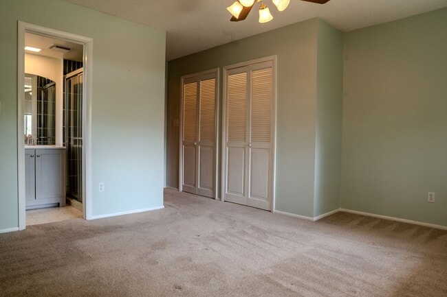 Building Photo - Spacious 6 bedroom home with 3 non conform...