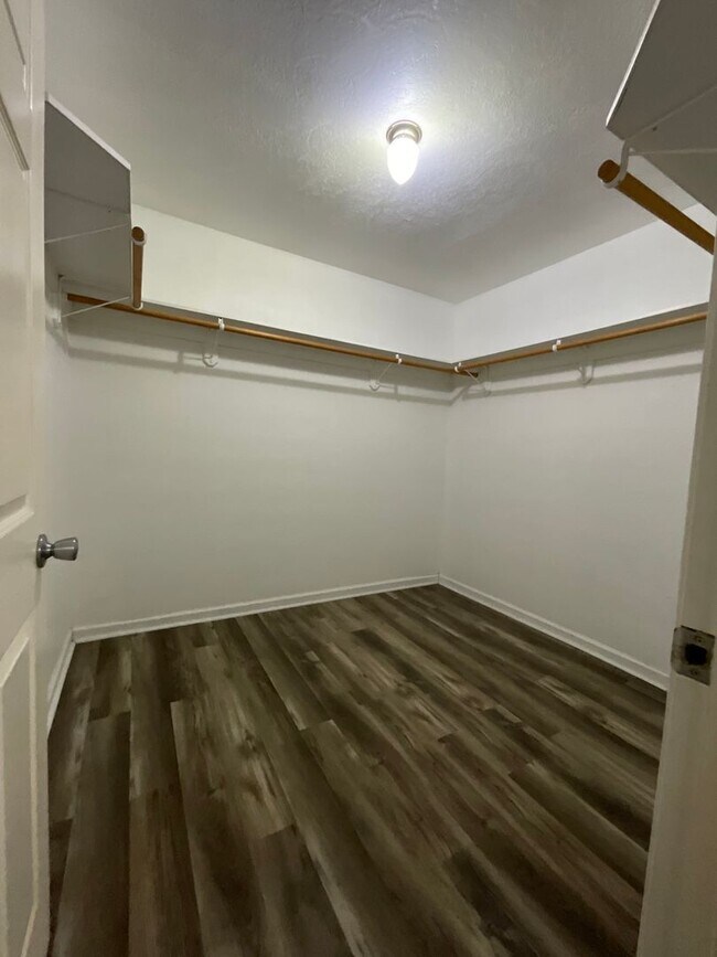 Building Photo - 2123 Hickory Dr