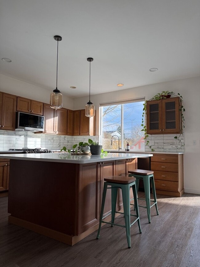 Building Photo - Spacious 3 Bed/2.5 Bath Federal Way Home.