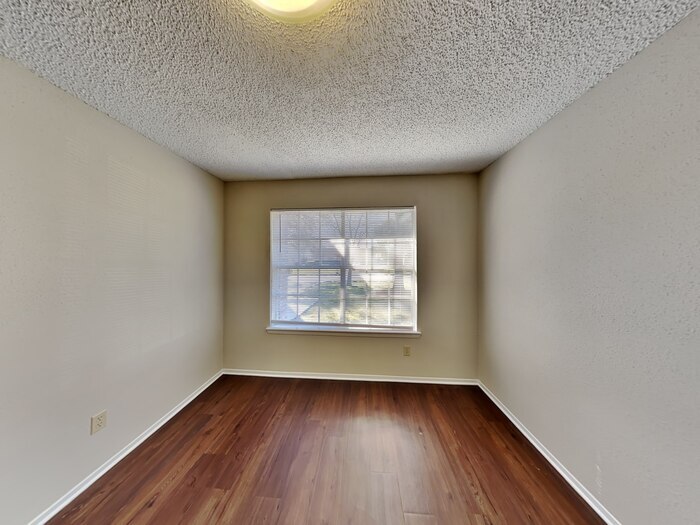 Building Photo - 16302 N Cross Dr