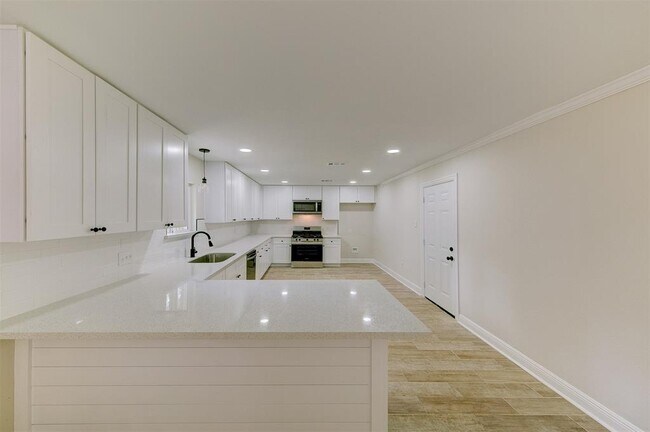 Building Photo - 8826 Robindell Dr