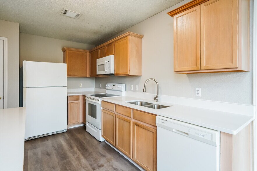 Building Photo - 6901 Baybridge Dr