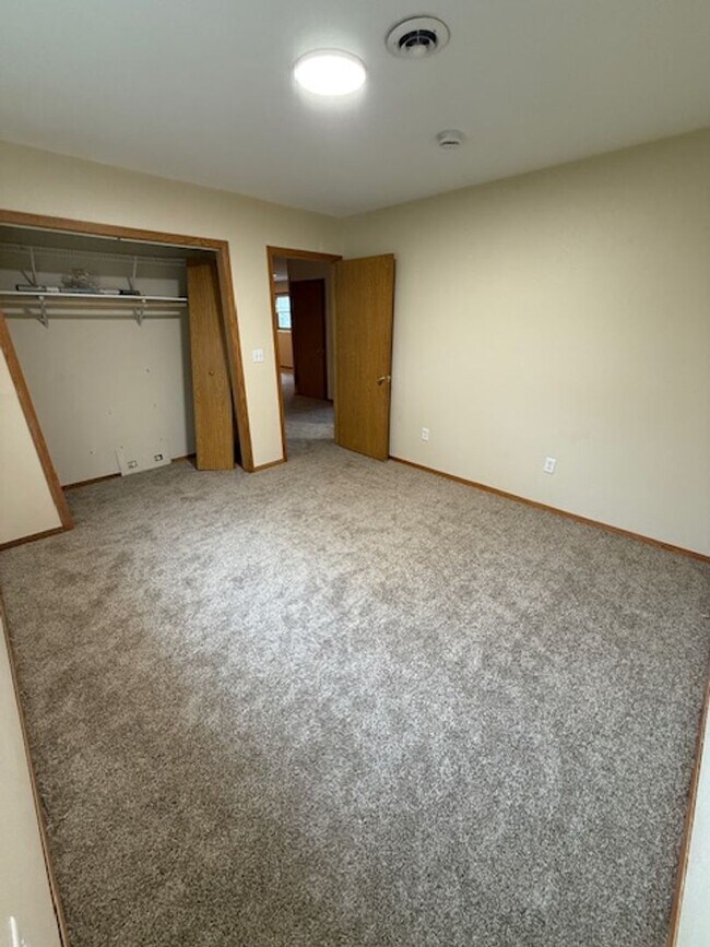 Building Photo - Large 5 bedroom home with updates in quiet neighborhood