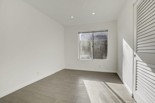 Building Photo - 312 N Alamo Dr