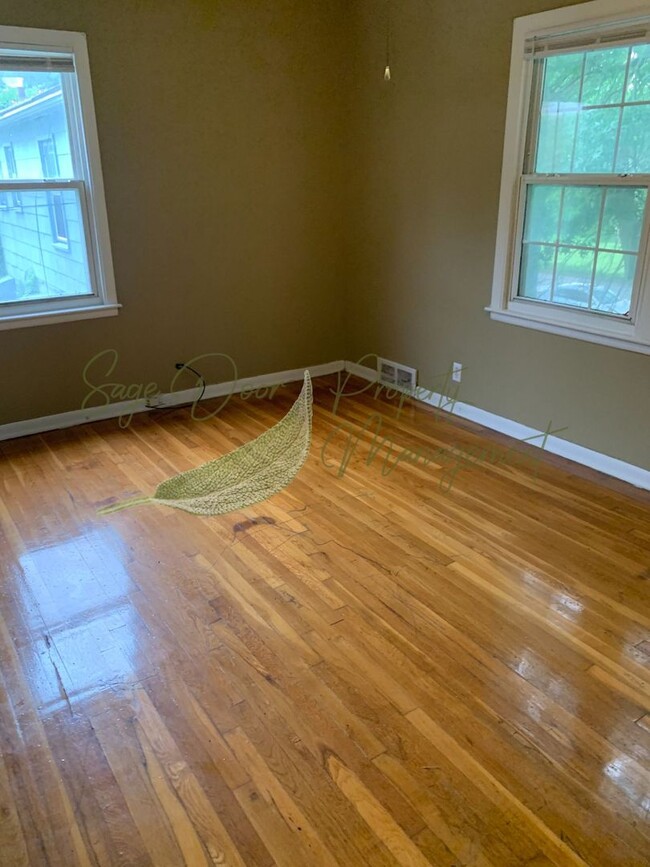 Building Photo - BEAUTIFUL HARDWOOD FLOORS!!!