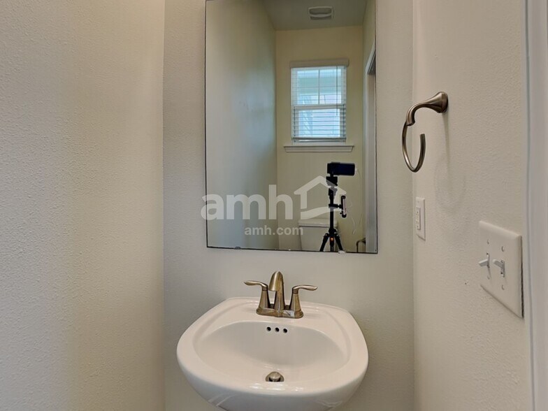 Building Photo - 12277 Sapp Rd