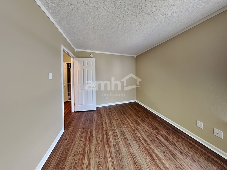 Building Photo - 5973 Redcliff North Ln