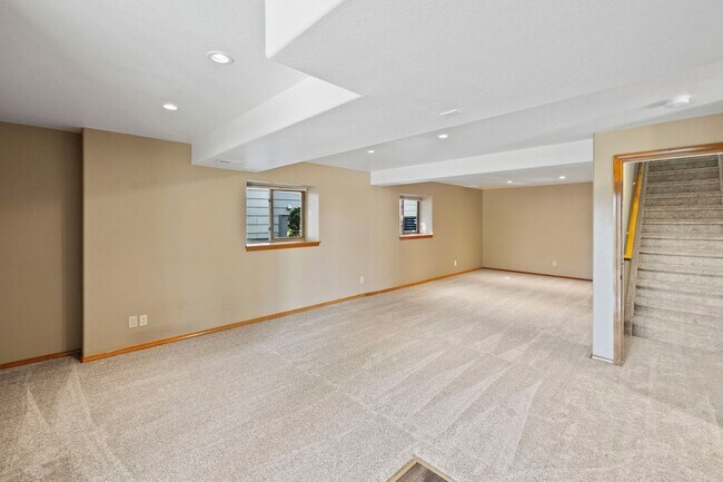 Building Photo - Sundown Rancher with Mountain Views, Walk-...