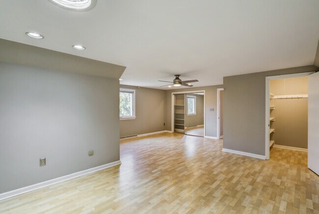 Building Photo - 1827 Larchmont Ln