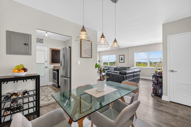 Building Photo - 2555 NE 11th St