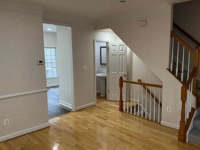 Building Photo - Beautiful 4BR 4.5BA 4 level townhome with 2 car attached garage located in the Fallsgrove Community