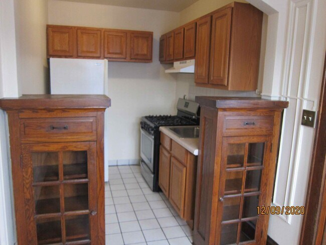 Building Photo - Available July 2026 Gorgeous 1-bedroom apartment in Shorewood with Free Heat