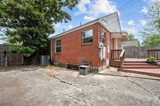 Building Photo - 2311 Addison Rd