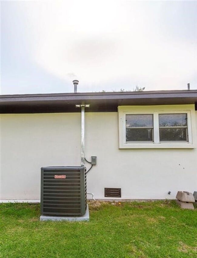 Building Photo - 4724 NW Ridgecrest Dr