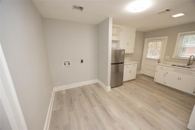 Building Photo - 2058 Woodley Rd