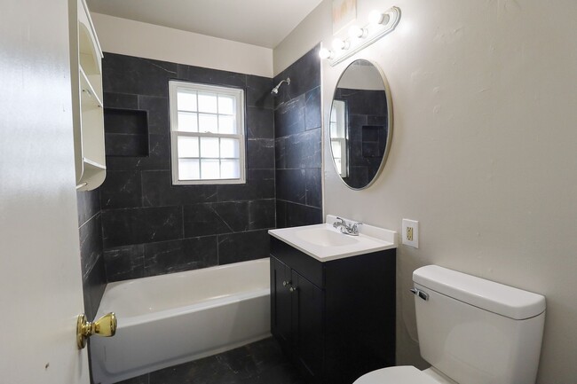 Building Photo - Beautifully Redone 3 Bedroom House! Available for Immediate Move in!