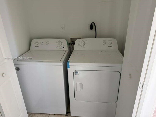 Building Photo - 2311 NE 42nd Cir