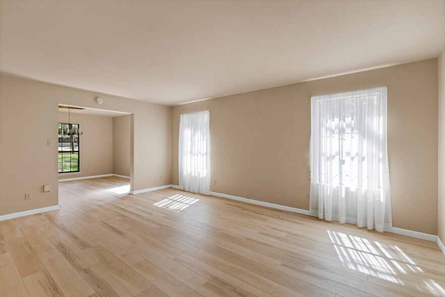 Building Photo - 9006 Balcones Club Dr
