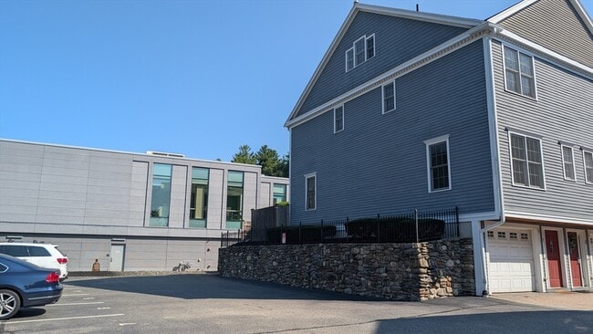 Building Photo - 894 Main St