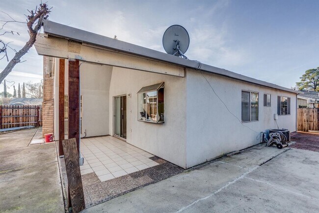 Building Photo - Beautiful 4/2 home