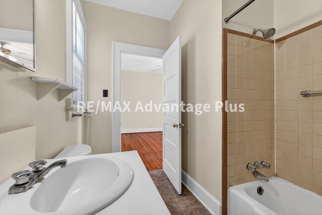 Building Photo - 106 Grove St