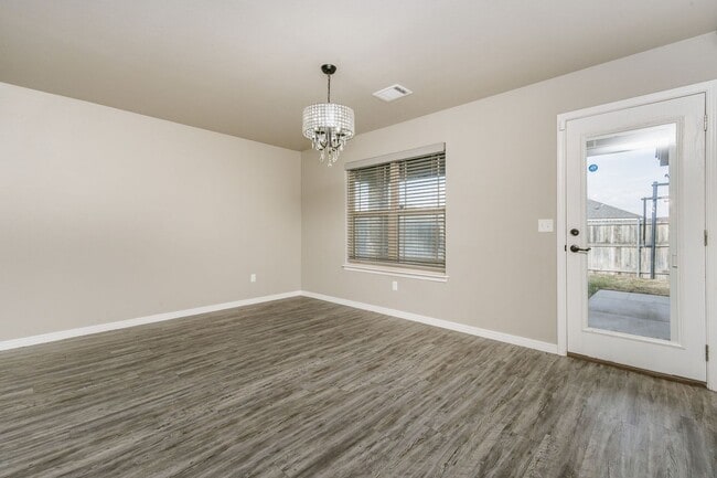 Building Photo - 4 BEDROOM!!! Located in River Road