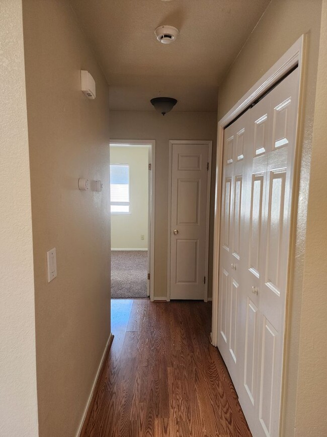 Building Photo - 3 Bedroom 2 Bath in HOA Community with Com...