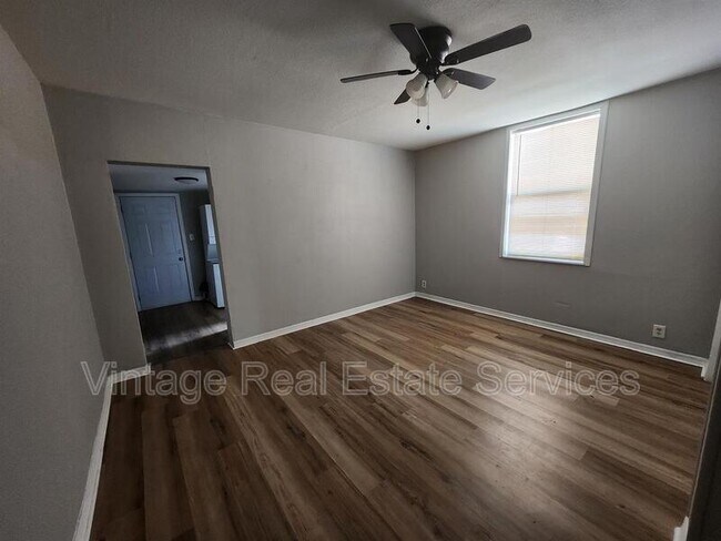 Building Photo - 2406 E Clark St